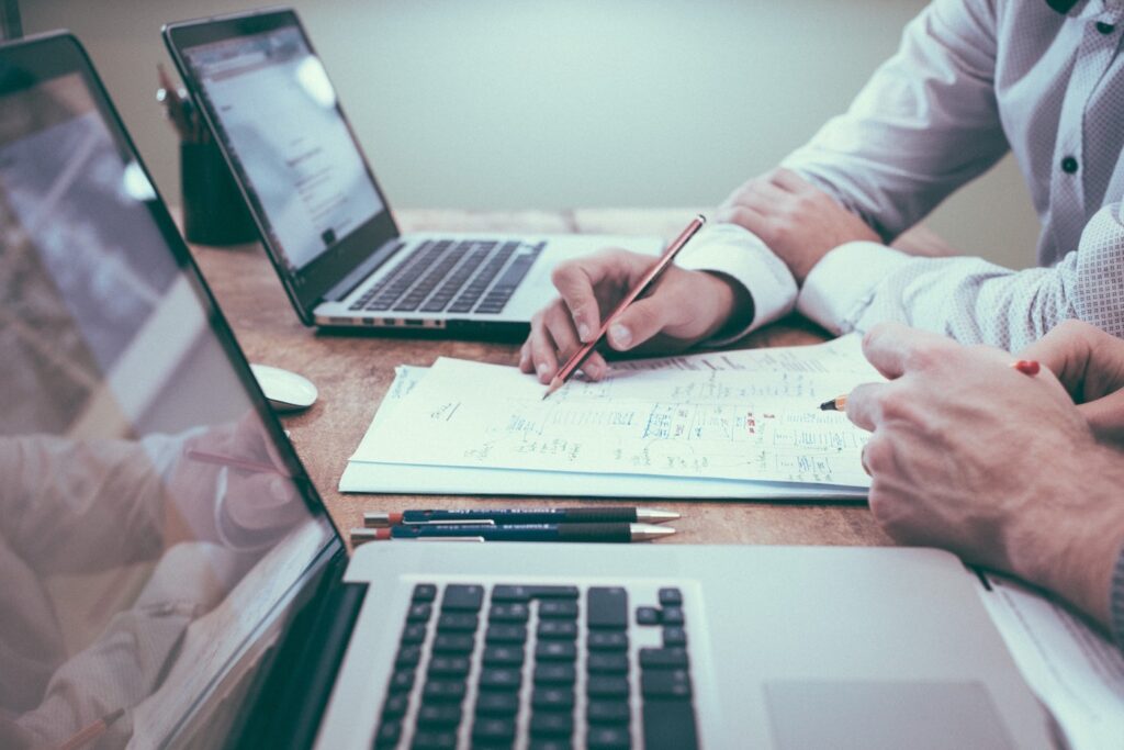 Hommes mesurant les points de friction