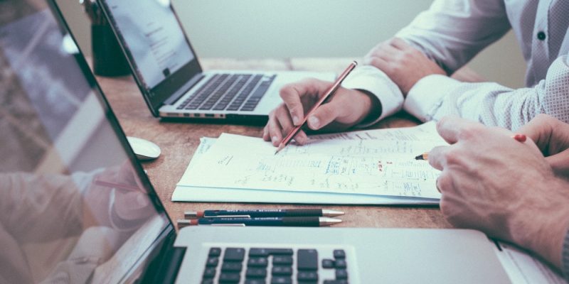 Hommes mesurant les points de friction